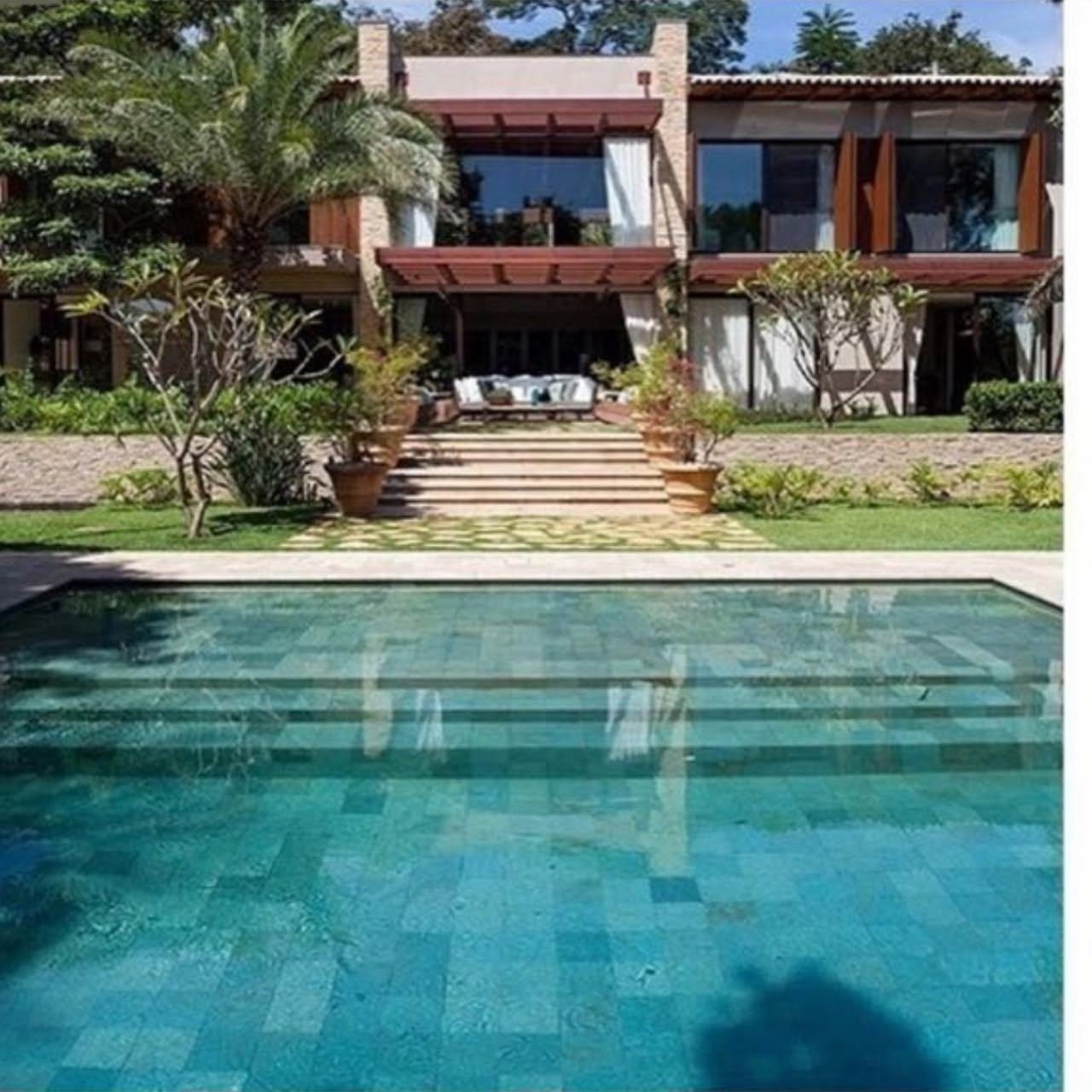 Casa com piscina revestida em pedra verde